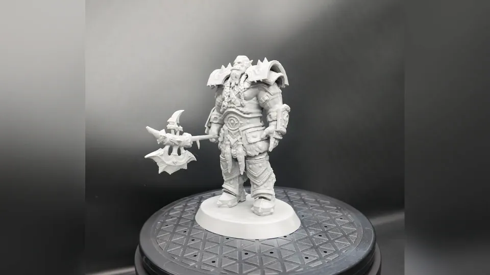 Thrall in white primer on the turntable before painting, Episode 06