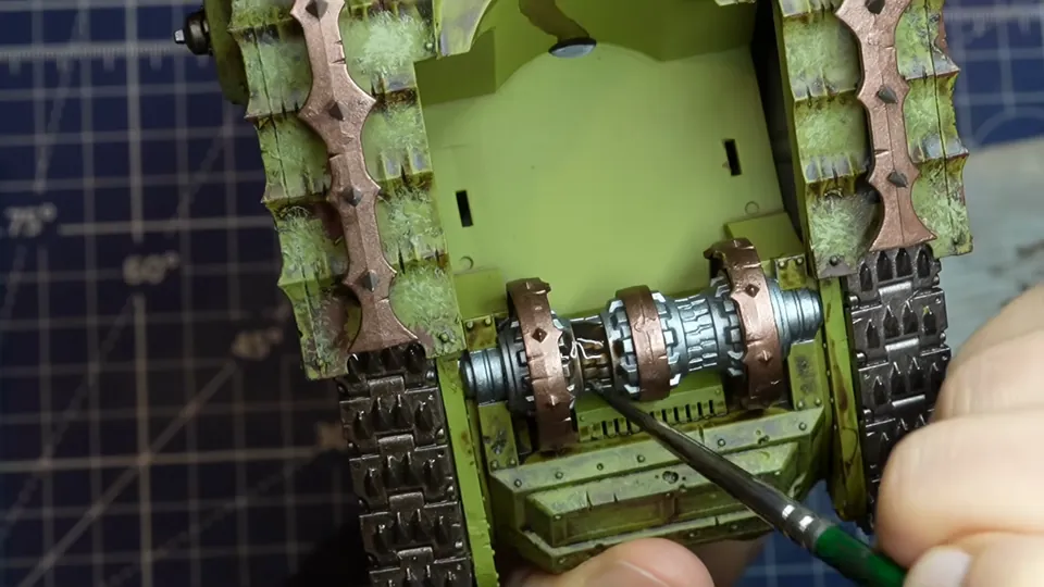 Painting the silver and copper rear axle of the tank with a fine brush, Episode 07