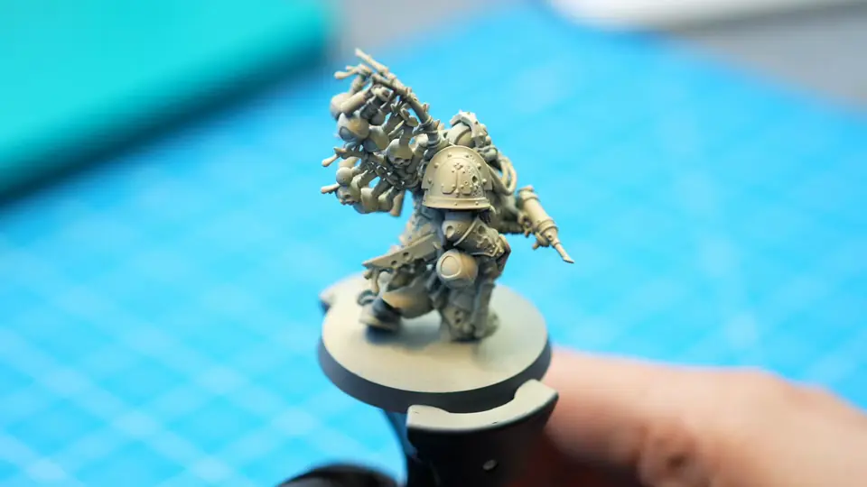 The Biologus Putrifier fresh out of the spray booth on its painting handle, pale and even before any colour, Episode 02